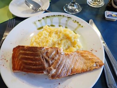 夕食のサーモン。食べ応えあり