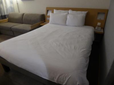 シンプルなベッド。ソファもあります