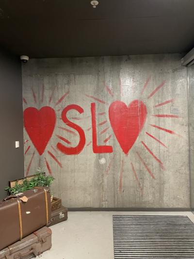 ホテルの入口のアートが可愛い。