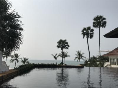 パタヤの海が見渡せるプール