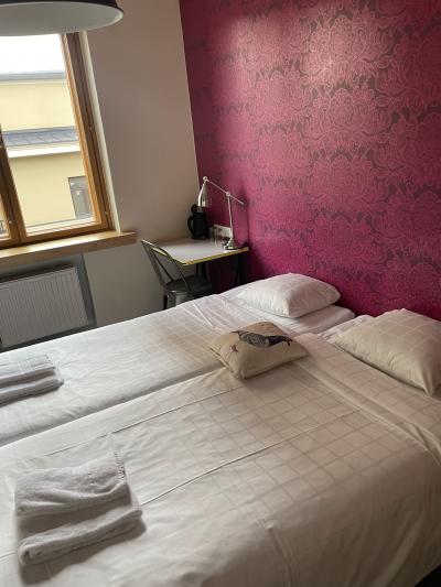 壁紙の色とクッションの柄が独特でした