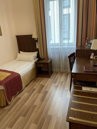 シングルルームなのでベッド小さいです