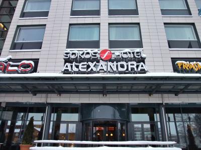 駅のすぐ目の前がホテルです。大雪でも心配なく行けますよ。