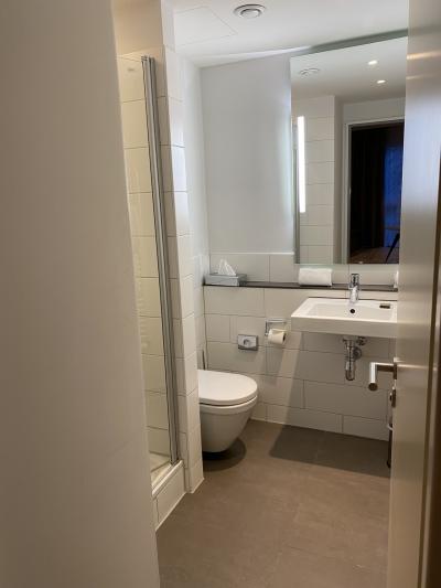 シャワールームは狭い。タオルウォーマーは使えなかった。