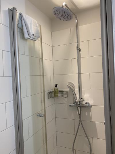 シャワールームはやや狭い