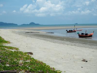 ホテル前の海は遠浅。干潮時は非常に大きな浜が出現する