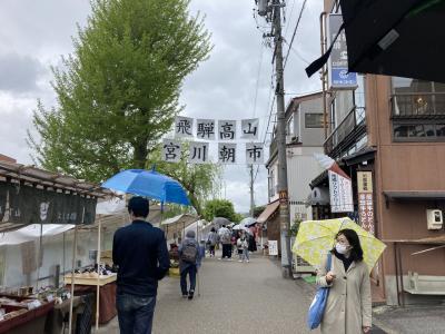 雨の朝市