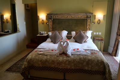 豪華でベッドに寝ながらマルタの大平原が見渡せられる贅沢な部屋