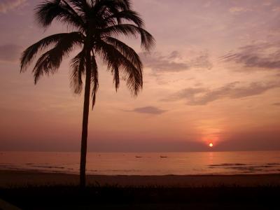 ホテル前のビーチで日の出を眺める