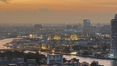 最上階のラウンジと屋外バーから、３大寺院の夜景も見れる！