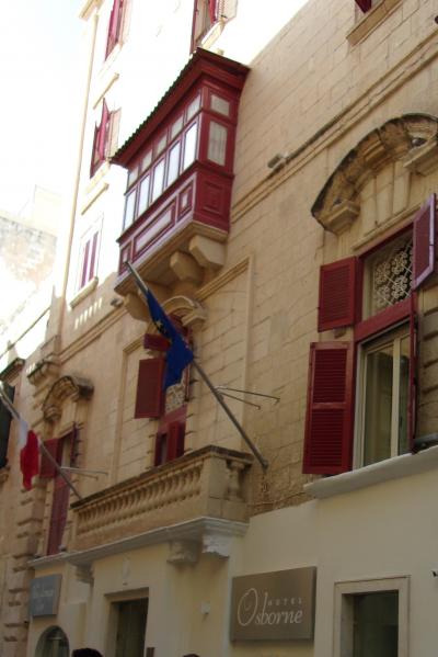 旧市街の中、マルタ独特の出窓がある建物。