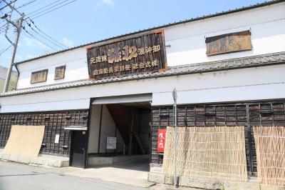 笠間稲荷神社の目の前にある老舗造り酒屋。お酒以外のお土産も買えるし無料で気軽に見学できます