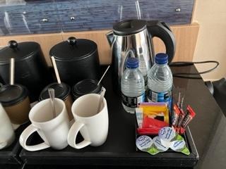 お水2本、湯沸かし器、コーヒー、紅茶