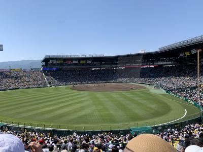 野球の聖地。外野席は戦場。