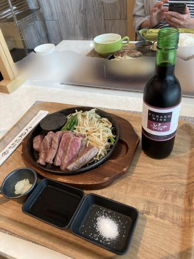 旭川空港フードコートの鉄板焼きショップ。こちらの和牛ステーキと富良野ワインで、北海道旅行を締め括るのは如何でしょうか！