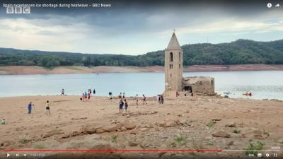 2022年の干ばつで干上がった湖から出現した教会