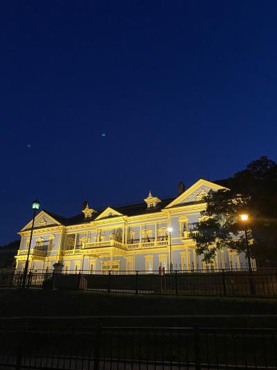 坂の上に建っています