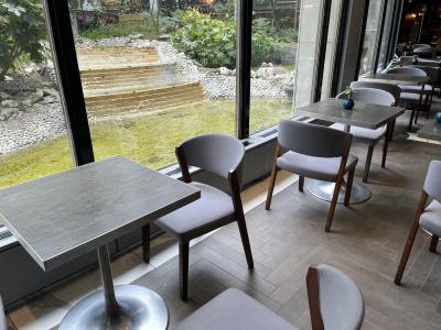 ラウンジの内部と、中庭です。