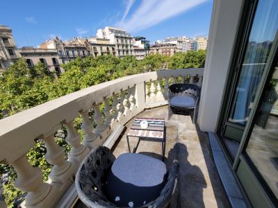 グラシア通りに面したバルコニー付きの部屋