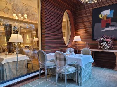 朝食レストランは屋内とパテイオに席がある