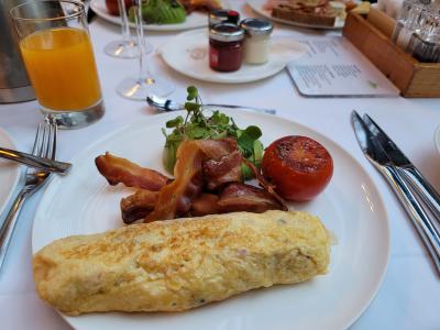 朝食は卵料理は中身の具と付け合わせを自由に注文できる