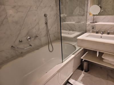 2ボウルの洗面台、扉で仕切ったトイレと、ゆったりしている