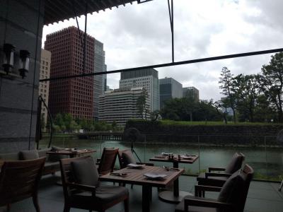 テラス席で皇居お堀を眺めながら優雅にランチ