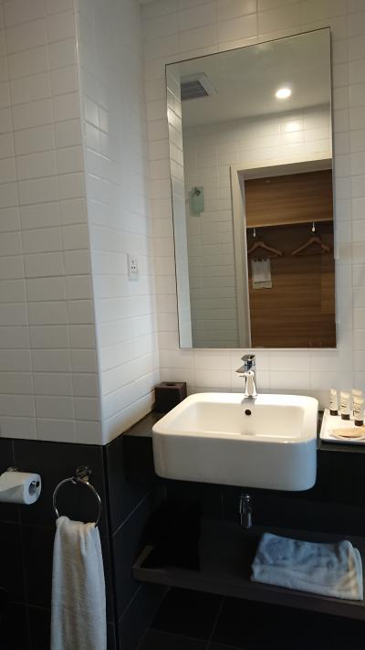 必要十分な洗面台。お部屋には無料のボトルウォーターが2本。