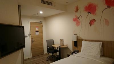 コンパクトな部屋。バスルームはシャワーのみ。