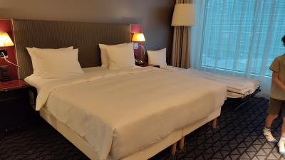 大きめのダブルベッド