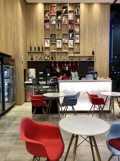 一階　コーヒーを飲みました　カラフルで好印象