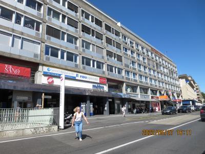 ホテル前のこの大通りの向かいがローザンヌ駅です