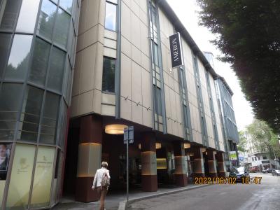 ホテル向かって左手がカペル橋