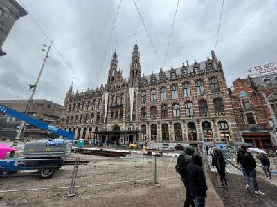 ダム広場の裏側にあるデパート