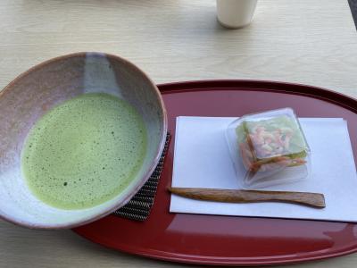 日本庭園を見ながらお茶を頂く