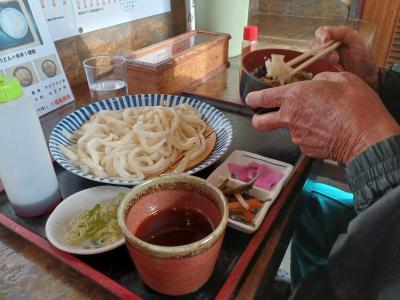 県道沿いに古くからあるうどん専門店