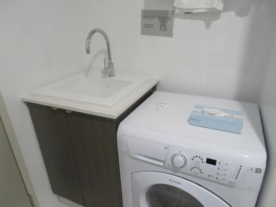 浴室には乾燥機付き洗濯機も。