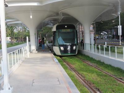 内惟芸術中心駅と軽軌美術館駅の間の風景：高雄軽軌龍猫隧道は高雄ライトレールの一番のビュースポットです。