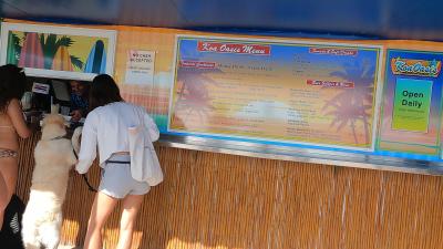 海に一番近い場所でビールを飲めるバー