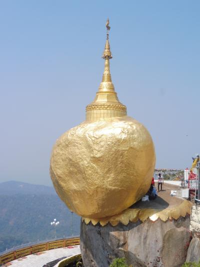 落ちそうで落ちない金色の岩