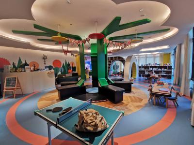 キッズセンターで卓球やレゴ、ボール遊び、トランポリンあり。