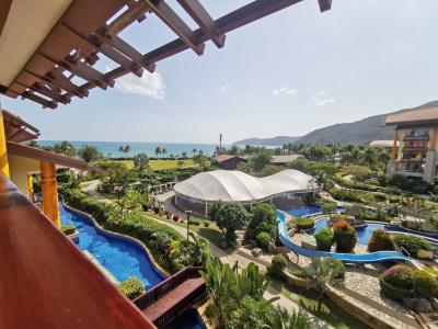 スライダー付きのプールあるが、クローズ。景色は良い。