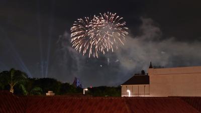 部屋のすぐ外で花火が見えました！