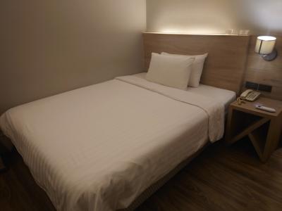 ひとりでは十分のベッド