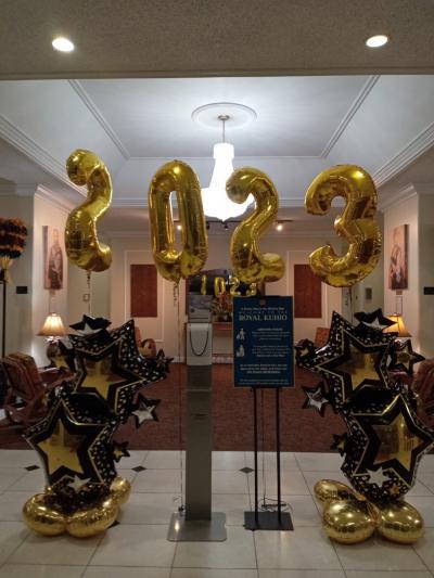 玄関外には小さい門松、入口にはバルーンアートが施されていた。