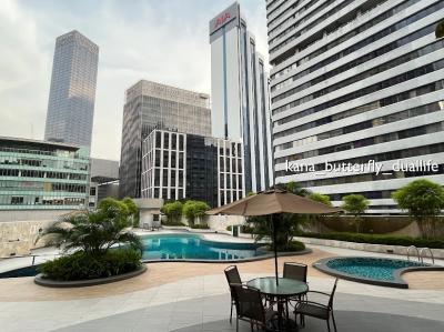 パビリオン(写真左)の向かい