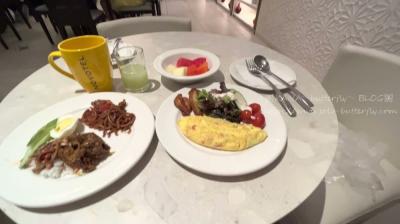 朝食ビュッフェ。朝食会場もかなり冷えていました．．．。