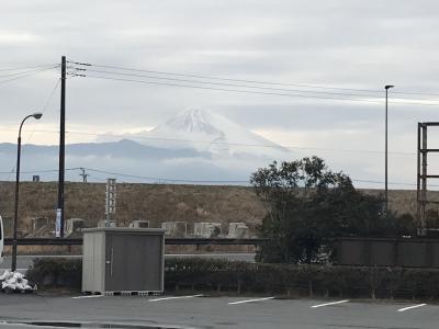 道の駅伊豆ゲートウェイ函南（静岡県函南）ー富士山の眺めー宝永火口が：富士山を仰ぐ伊豆半島の玄関口にある