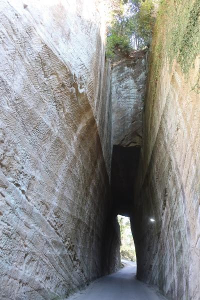 燈籠坂大師の切通しトンネル