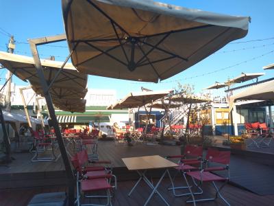 観光名所のひとつで海鮮系が多い